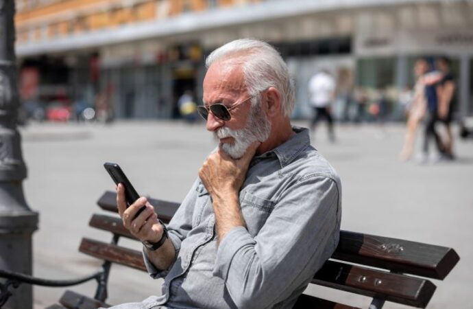 Seniors in the Gig Economy: Leveraging Apps for Freelance Work